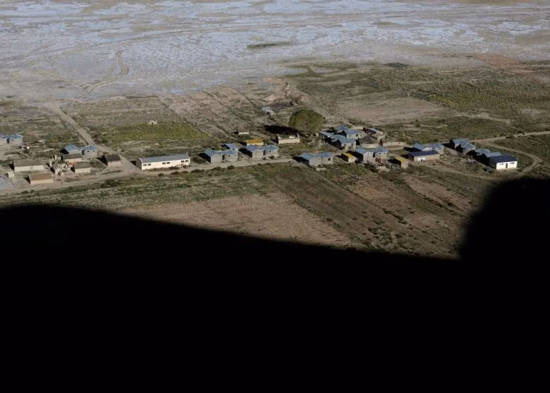 Hồ lớn thứ hai ở Bolivia cạn trơ đáy, ngư dân bản địa chật vật mưu sinh