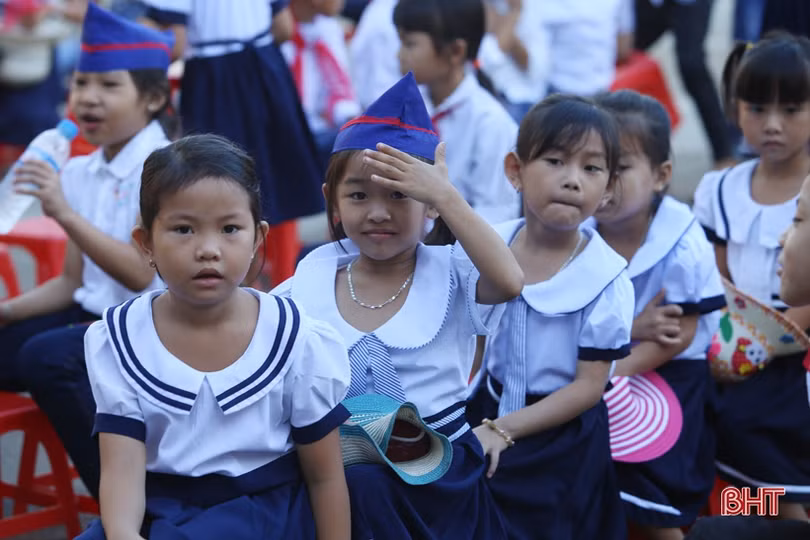 Hơn 330 nghìn giáo viên, học sinh Hà Tĩnh bước vào năm học mới