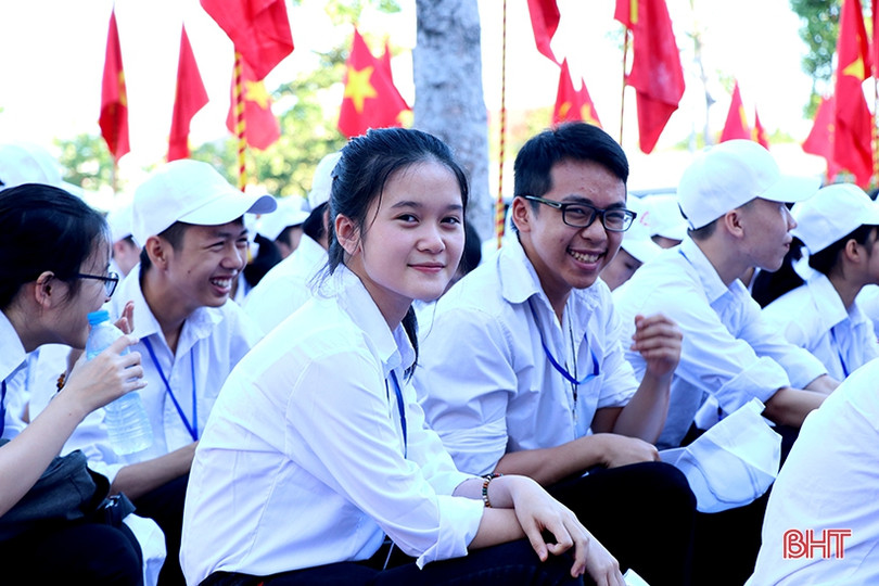 Nữ sinh Trường THPT Chuyên Hà Tĩnh rạng rỡ, duyên dáng ngày khai trường