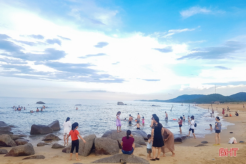 Biển Hà Tĩnh tấp nập du khách đến nghỉ lễ Quốc khánh