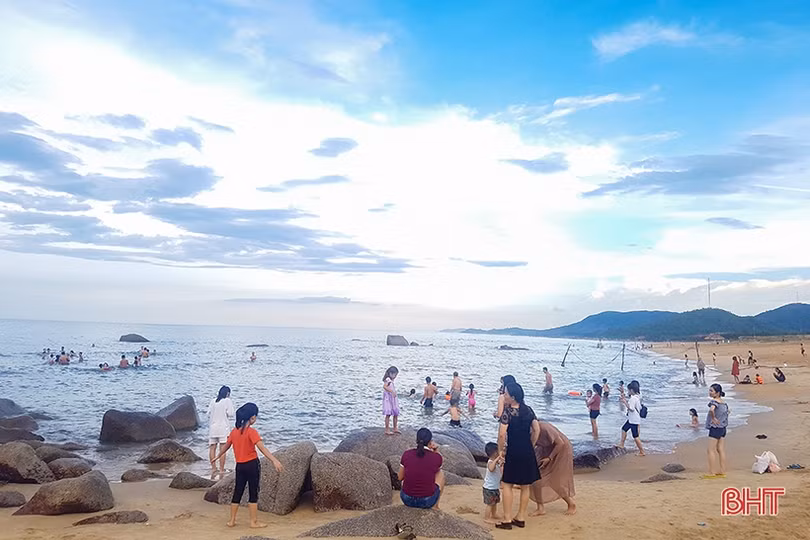 Biển Hà Tĩnh tấp nập du khách đến nghỉ lễ Quốc khánh