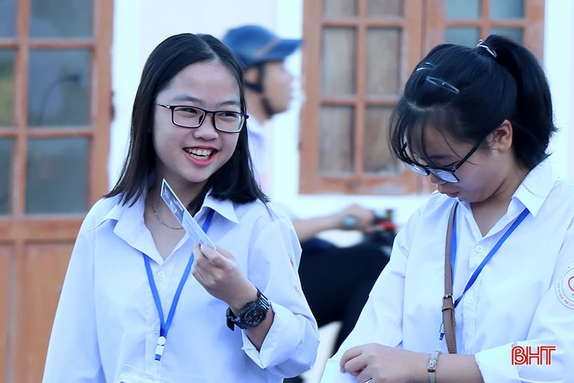 Nữ sinh Trường THPT Chuyên Hà Tĩnh rạng rỡ, duyên dáng ngày khai trường