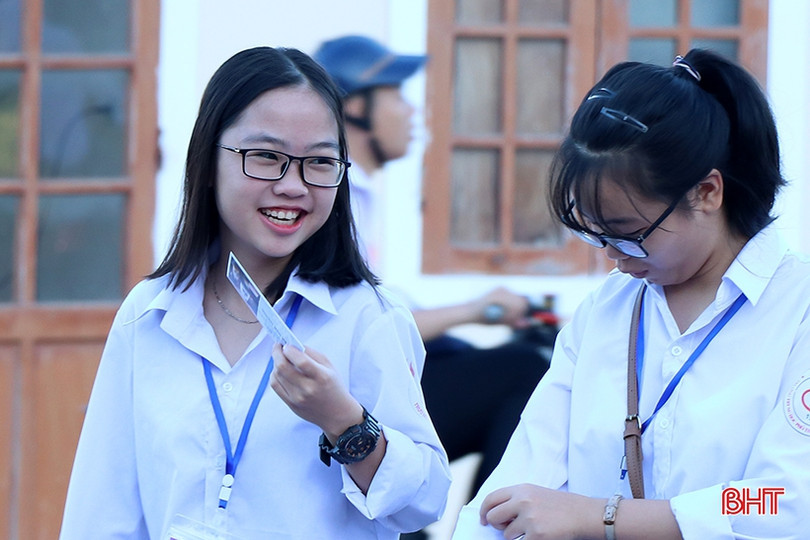 Nữ sinh Trường THPT Chuyên Hà Tĩnh rạng rỡ, duyên dáng ngày khai trường