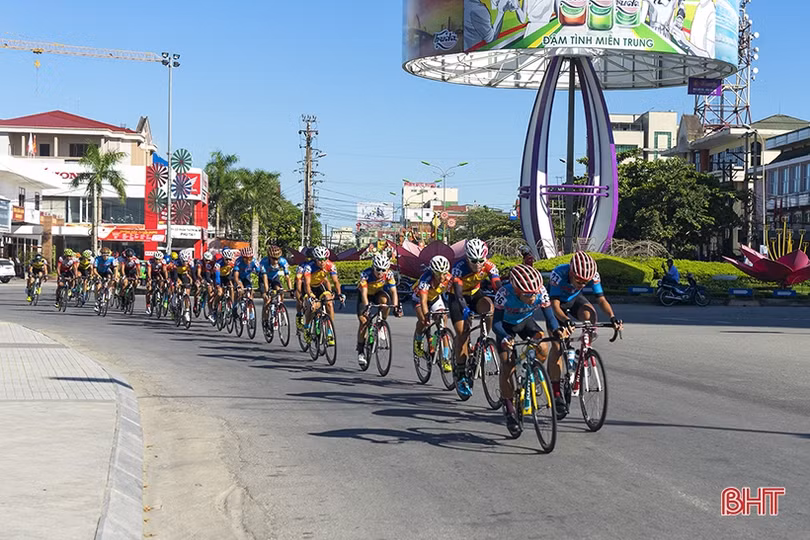 Gay cấn Giải đua xe đạp VTV Cup đoạn qua Hà Tĩnh