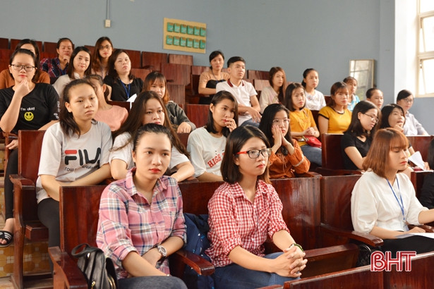 Chuyên gia Mỹ giới thiệu cách đọc và nghe mở rộng tiếng Anh tại ĐH Hà Tĩnh