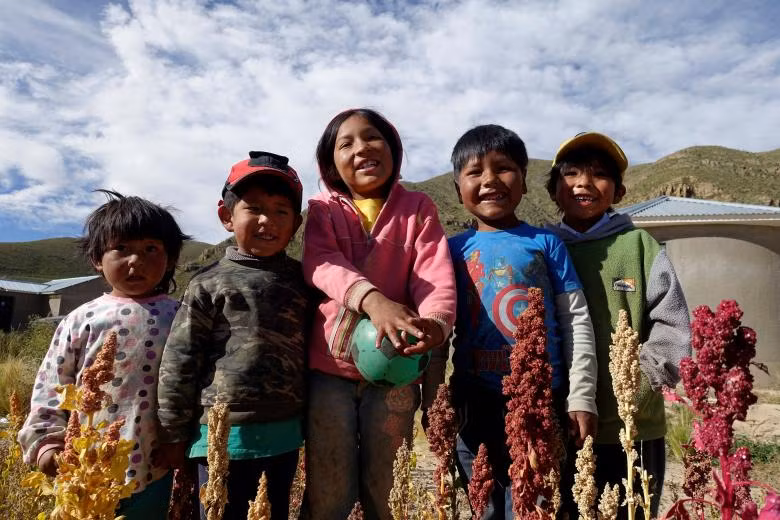 Hồ lớn thứ hai ở Bolivia cạn trơ đáy, ngư dân bản địa chật vật mưu sinh