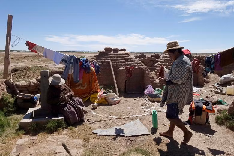 Hồ lớn thứ hai ở Bolivia cạn trơ đáy, ngư dân bản địa chật vật mưu sinh