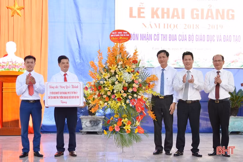 Lãnh đạo Hà Tĩnh dự lễ khai giảng năm học 2018-2019 tại các trường