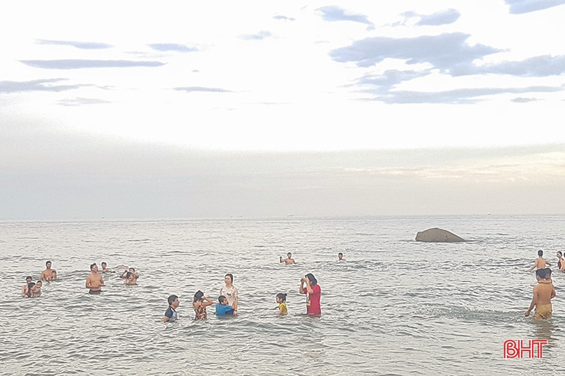 Biển Hà Tĩnh tấp nập du khách đến nghỉ lễ Quốc khánh