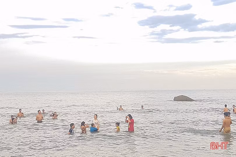 Biển Hà Tĩnh tấp nập du khách đến nghỉ lễ Quốc khánh