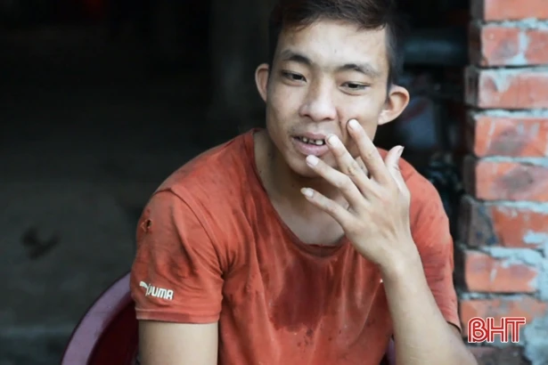 Người phụ nữ già yếu nuôi chồng ung thư, con khuyết tật