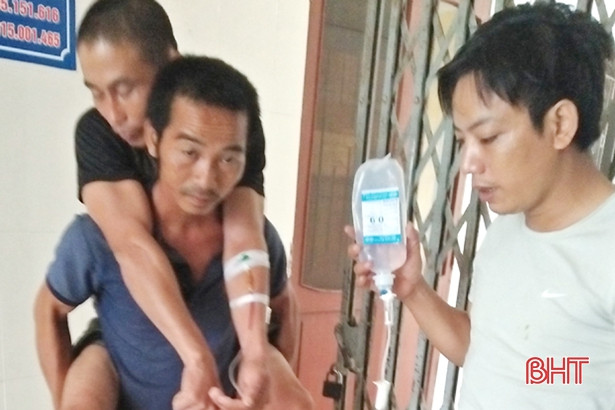 Đi cắt cỏ, bị máy cắt gần đứt lìa bàn chân