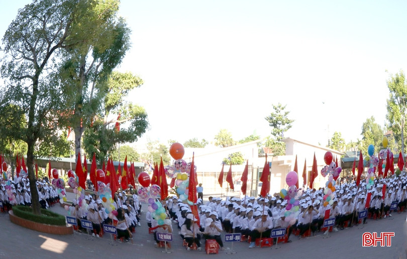 Nữ sinh Trường THPT Chuyên Hà Tĩnh rạng rỡ, duyên dáng ngày khai trường