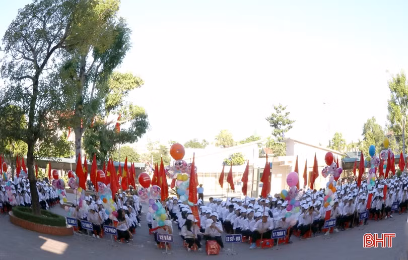 Nữ sinh Trường THPT Chuyên Hà Tĩnh rạng rỡ, duyên dáng ngày khai trường