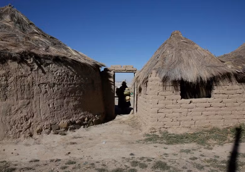 Hồ lớn thứ hai ở Bolivia cạn trơ đáy, ngư dân bản địa chật vật mưu sinh