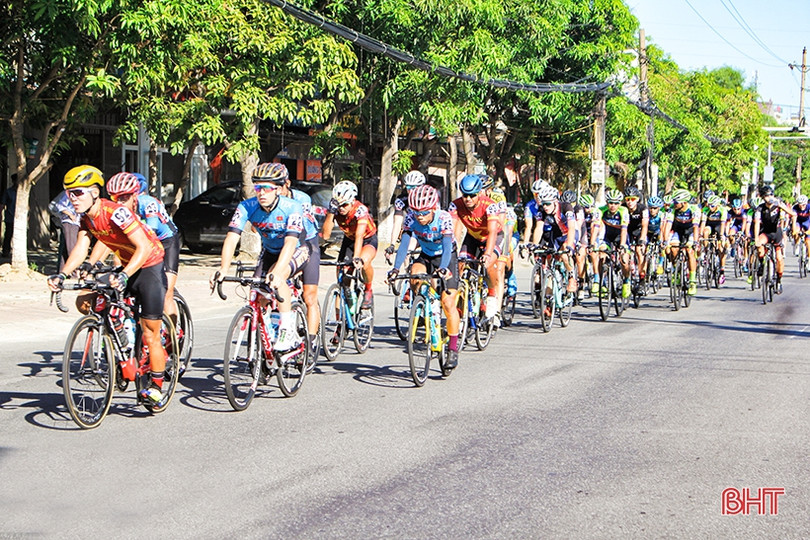 Gay cấn Giải đua xe đạp VTV Cup đoạn qua Hà Tĩnh