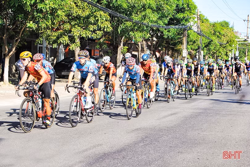 Gay cấn Giải đua xe đạp VTV Cup đoạn qua Hà Tĩnh
