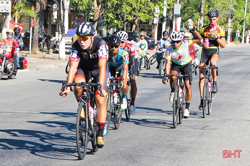 Gay cấn Giải đua xe đạp VTV Cup đoạn qua Hà Tĩnh