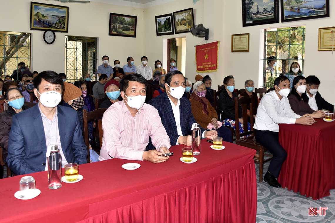 Chủ tịch Hội Người cao tuổi Việt Nam tặng quà, chúc tết tại Hà Tĩnh