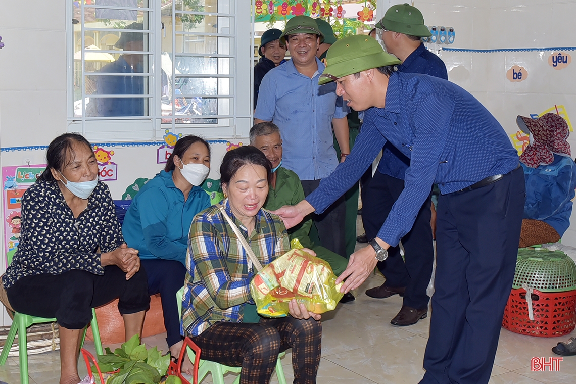 Cận cảnh sơ tán dân, tìm kiếm cứu nạn trong tình huống giả định bão lũ ở Hương Khê