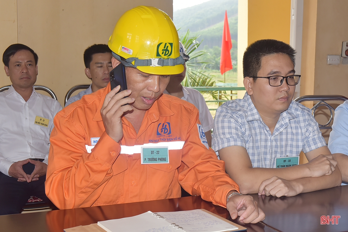 Cận cảnh sơ tán dân, tìm kiếm cứu nạn trong tình huống giả định bão lũ ở Hương Khê