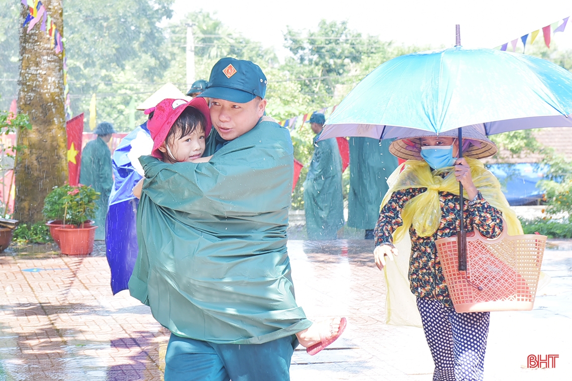 Cận cảnh sơ tán dân, tìm kiếm cứu nạn trong tình huống giả định bão lũ ở Hương Khê