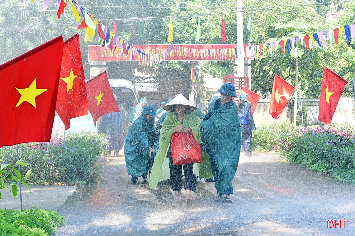 Cận cảnh sơ tán dân, tìm kiếm cứu nạn trong tình huống giả định bão lũ ở Hương Khê
