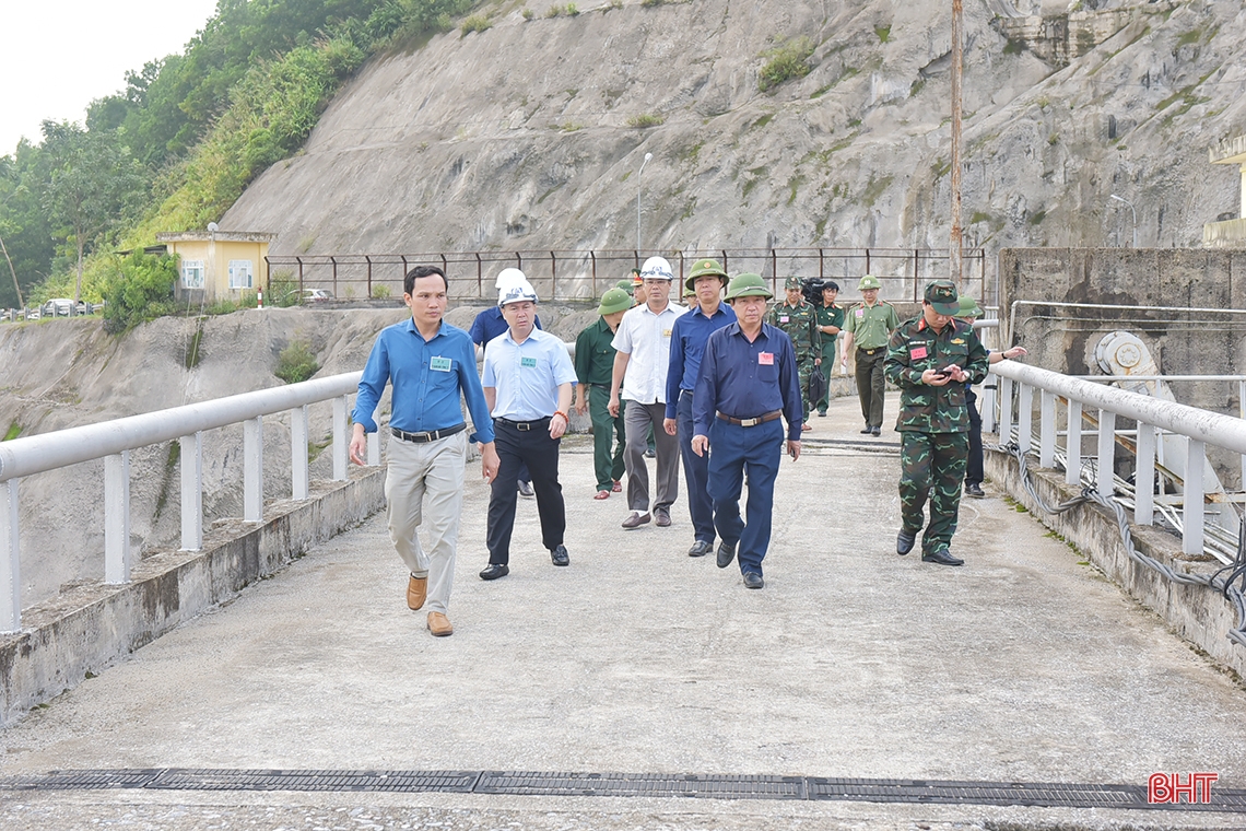 Cận cảnh sơ tán dân, tìm kiếm cứu nạn trong tình huống giả định bão lũ ở Hương Khê
