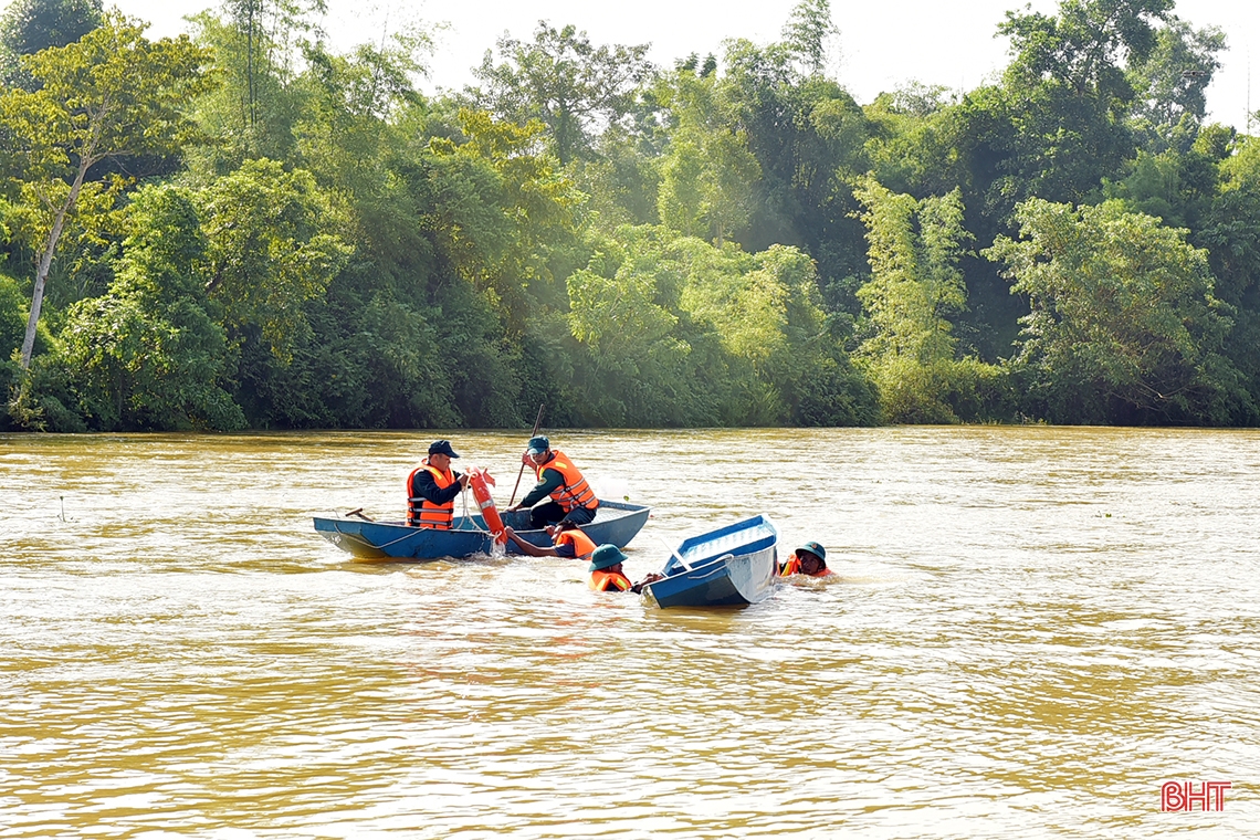 Cận cảnh sơ tán dân, tìm kiếm cứu nạn trong tình huống giả định bão lũ ở Hương Khê