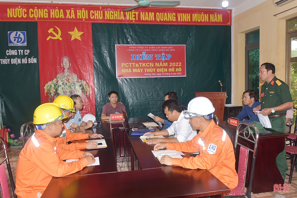 Cận cảnh sơ tán dân, tìm kiếm cứu nạn trong tình huống giả định bão lũ ở Hương Khê