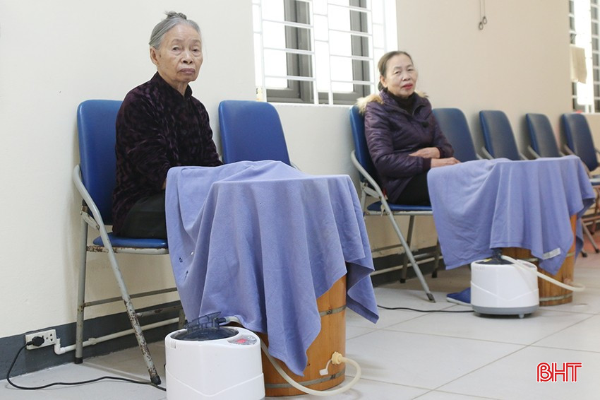 bqbht_br_nguoi-cao-tuoi-thuc-hien-ngam-chan-tri-lieu-tai-trung-tam-dieu-duong-nguoi-co-cong-va-bao-tro-xa-hoi-ha-tinh.jpg