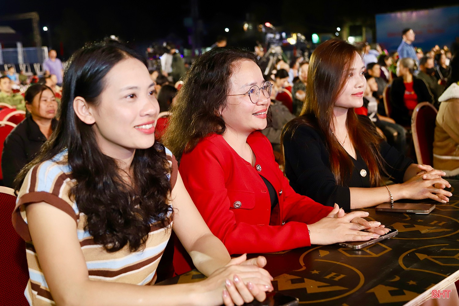 Đông đảo người dân theo dõi chương trình tổng duyệt.