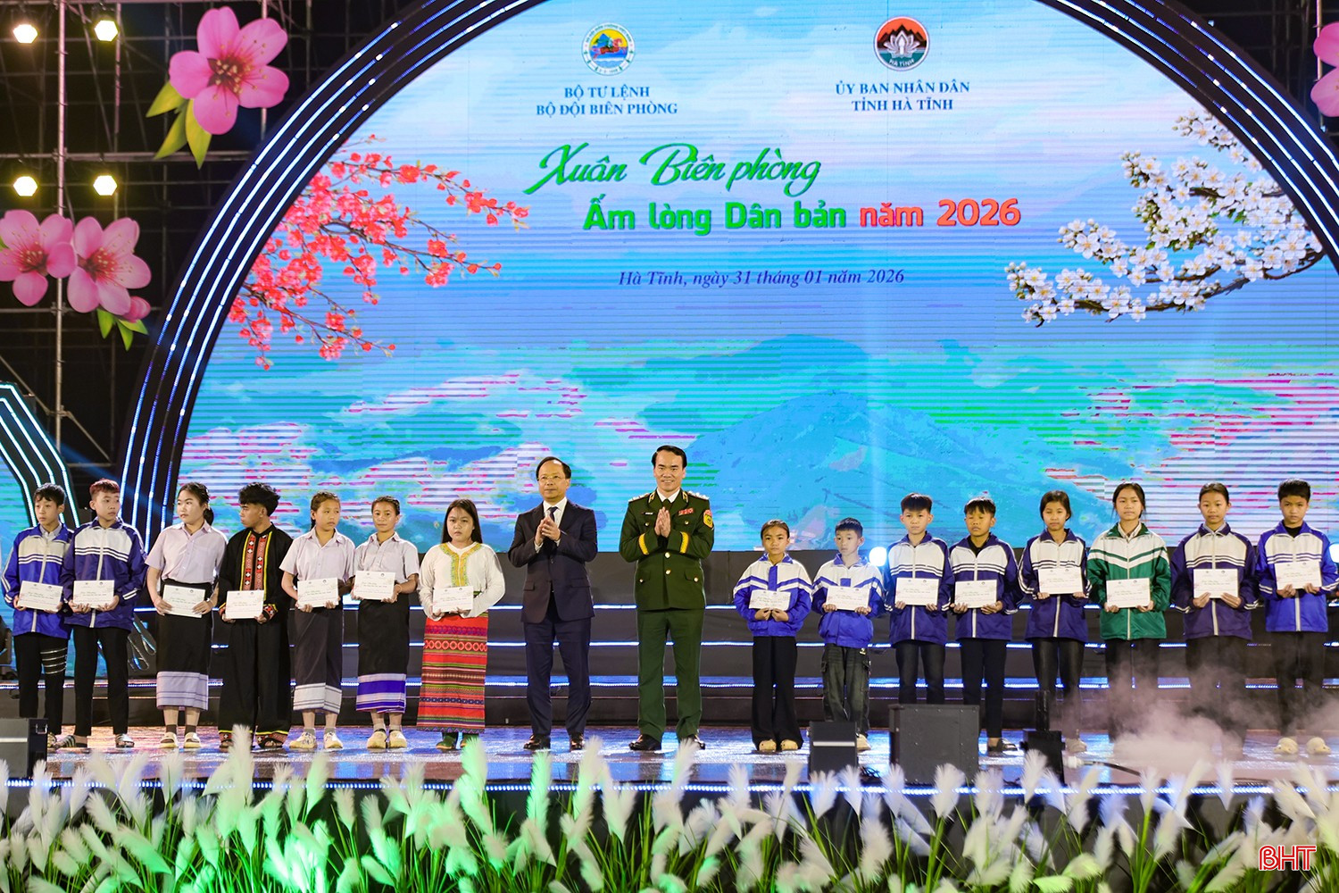 Trung tướng Vũ Trung Kiên - Ủy viên BCH Trung ương Đảng, Tư lệnh BĐBP Việt Nam và đồng chí Nguyễn Duy Lâm - Ủy viên BCH Trung ương Đảng, Bí thư Tỉnh ủy Hà Tĩnh trao tặng 30 suất học bổng cho các em học sinh.