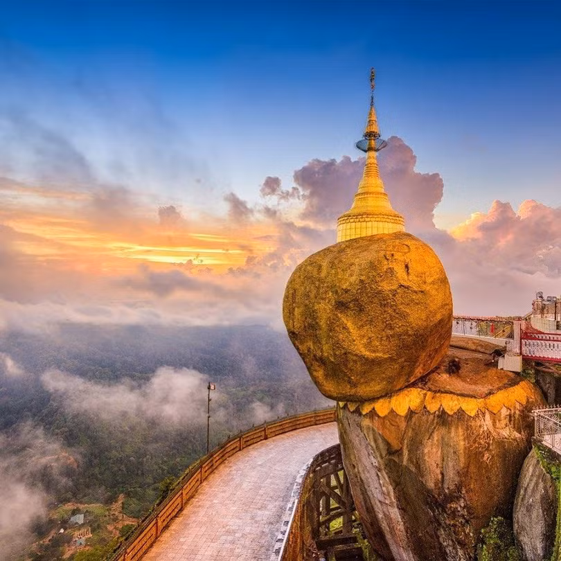 Độc đáo ngôi chùa đứng vững nghìn năm bên mép đá vàng