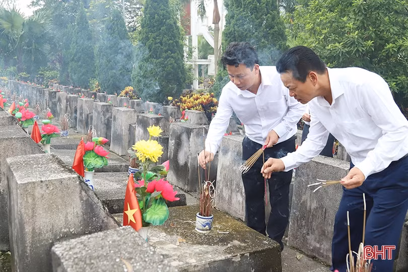 Đoàn công tác Ban Tổ chức Trung ương, tỉnh Hà Tĩnh dâng hương các anh hùng liệt sỹ tại Hà Giang