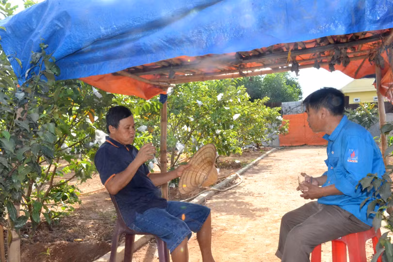 Chủ vườn mẫu Hà Tĩnh chia sẻ kinh nghiệm giữ màu xanh cây trồng khi nắng hạn