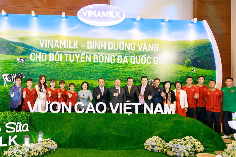 Vinamilk tài trợ chính cho các Đội tuyển Bóng đá quốc gia Việt Nam 