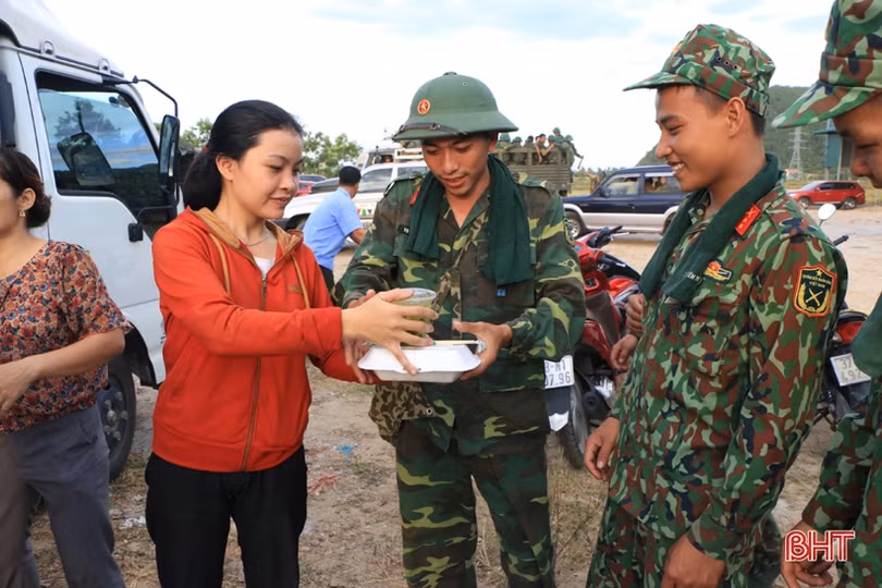 Tình người trong biển lửa