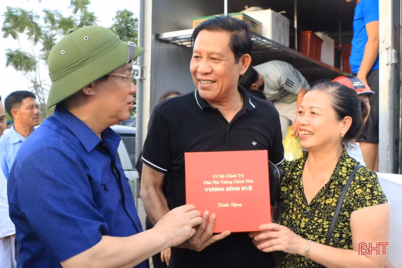 Tình người trong biển lửa