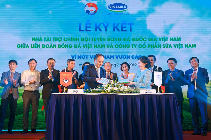 Vinamilk tài trợ chính cho các Đội tuyển Bóng đá quốc gia Việt Nam 