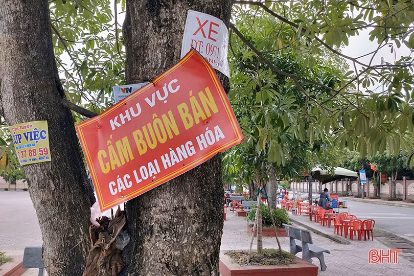 Những hình ảnh nhếch nhác, phản cảm ở quảng trường huyện Đức Thọ
