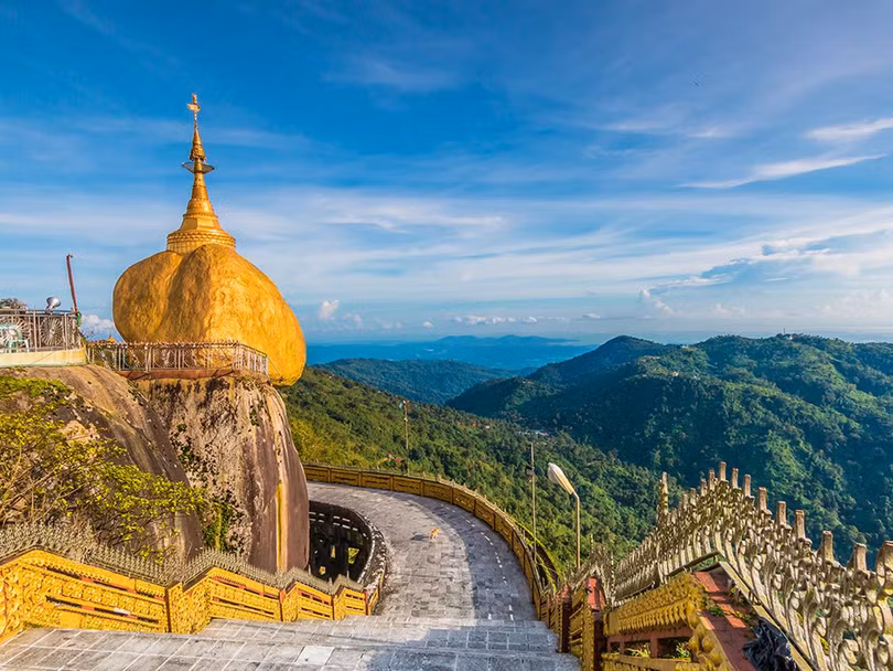 Độc đáo ngôi chùa đứng vững nghìn năm bên mép đá vàng