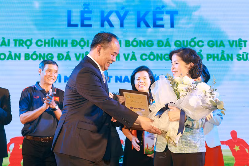 Vinamilk tài trợ chính cho các Đội tuyển Bóng đá quốc gia Việt Nam 