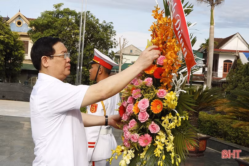 Phó Thủ tướng Vương Đình Huệ dâng hương tại Khu lưu niệm Bác Hồ về thăm Hà Tĩnh