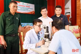 Khám, cấp thuốc miễn phí cho gần 300 người dân ở xã Hương Sơn