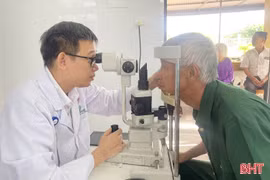 Khám sức khỏe, cấp thuốc miễn phí cho người dân Sơn Tây