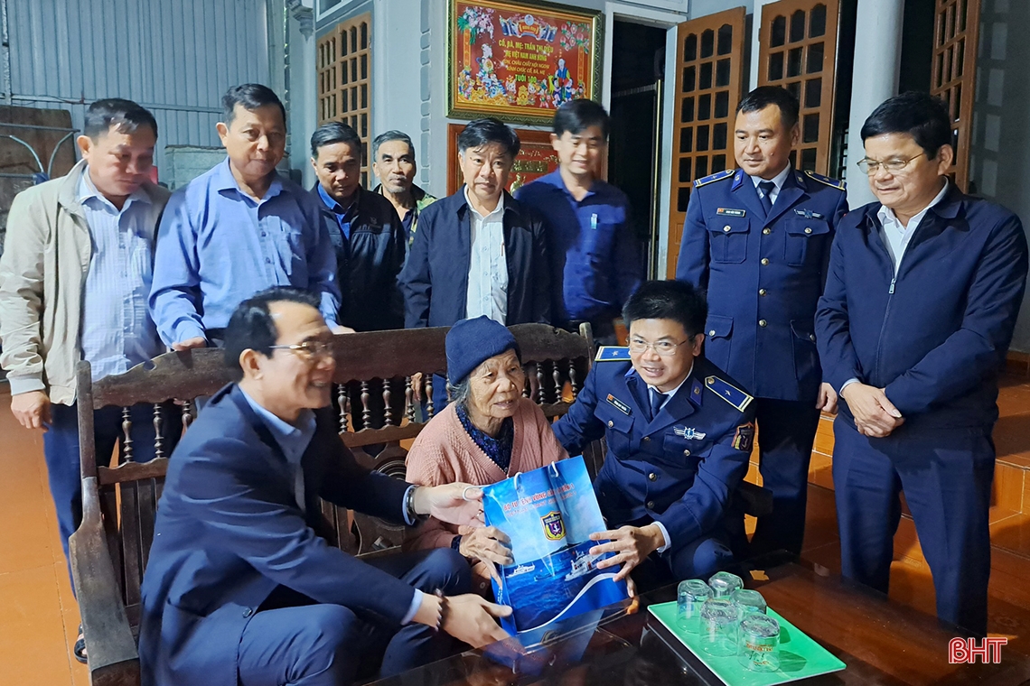 Hải đội 102 - Ban Dân vận Tỉnh ủy trao quà cho học sinh, ngư dân Thạch Hà