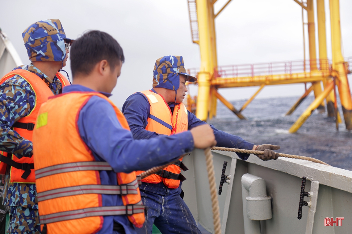 Cận cảnh chiến sỹ hải quân vất vả chuyển quà tết ra các nhà giàn DK1