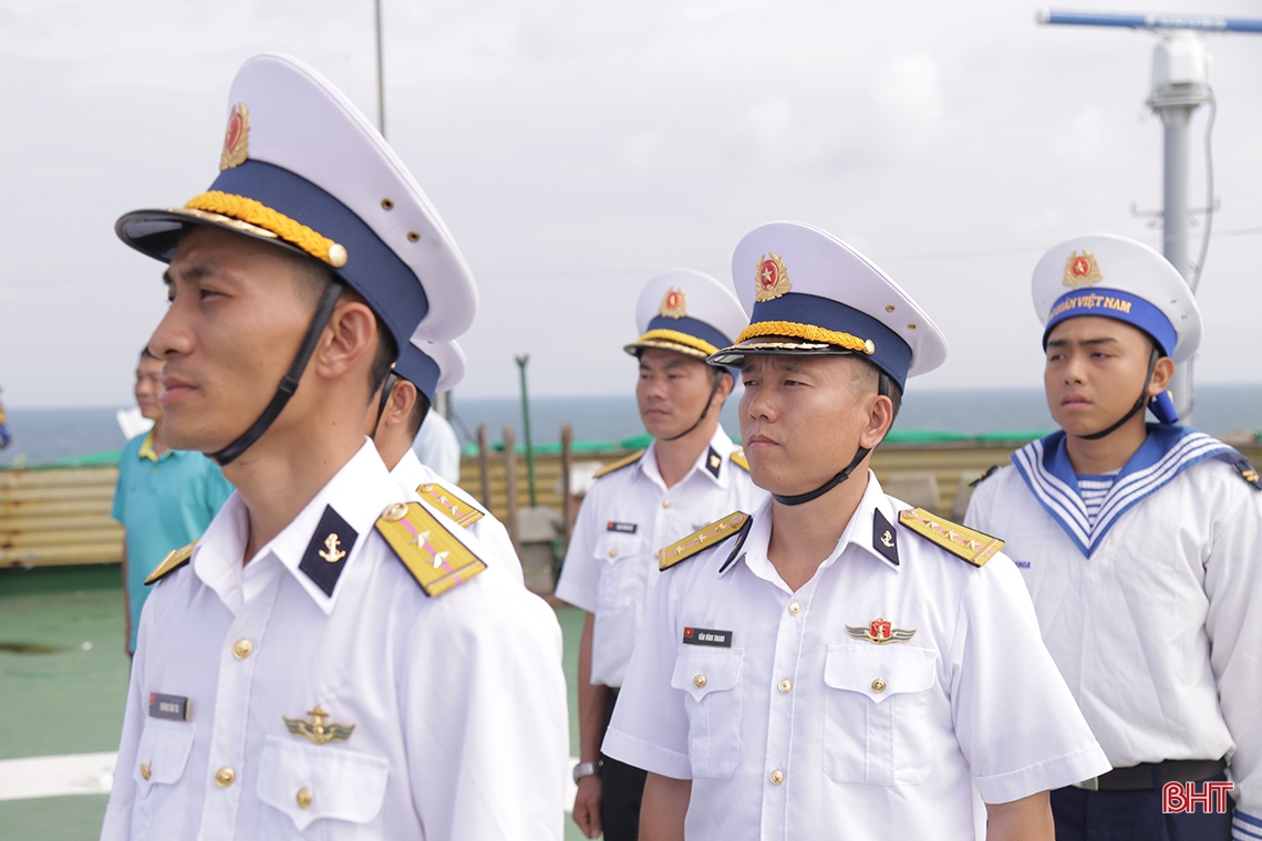 Lễ chào cờ đặc biệt trên “cột mốc chủ quyền” ở thềm lục địa phía Nam Tổ quốc