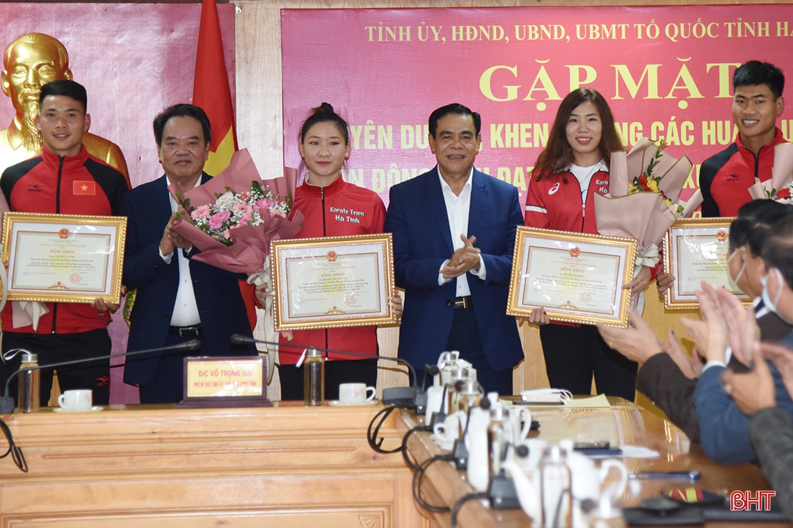 Hà Tĩnh khen thưởng huấn luyện viên, vận động viên đạt thành tích xuất sắc